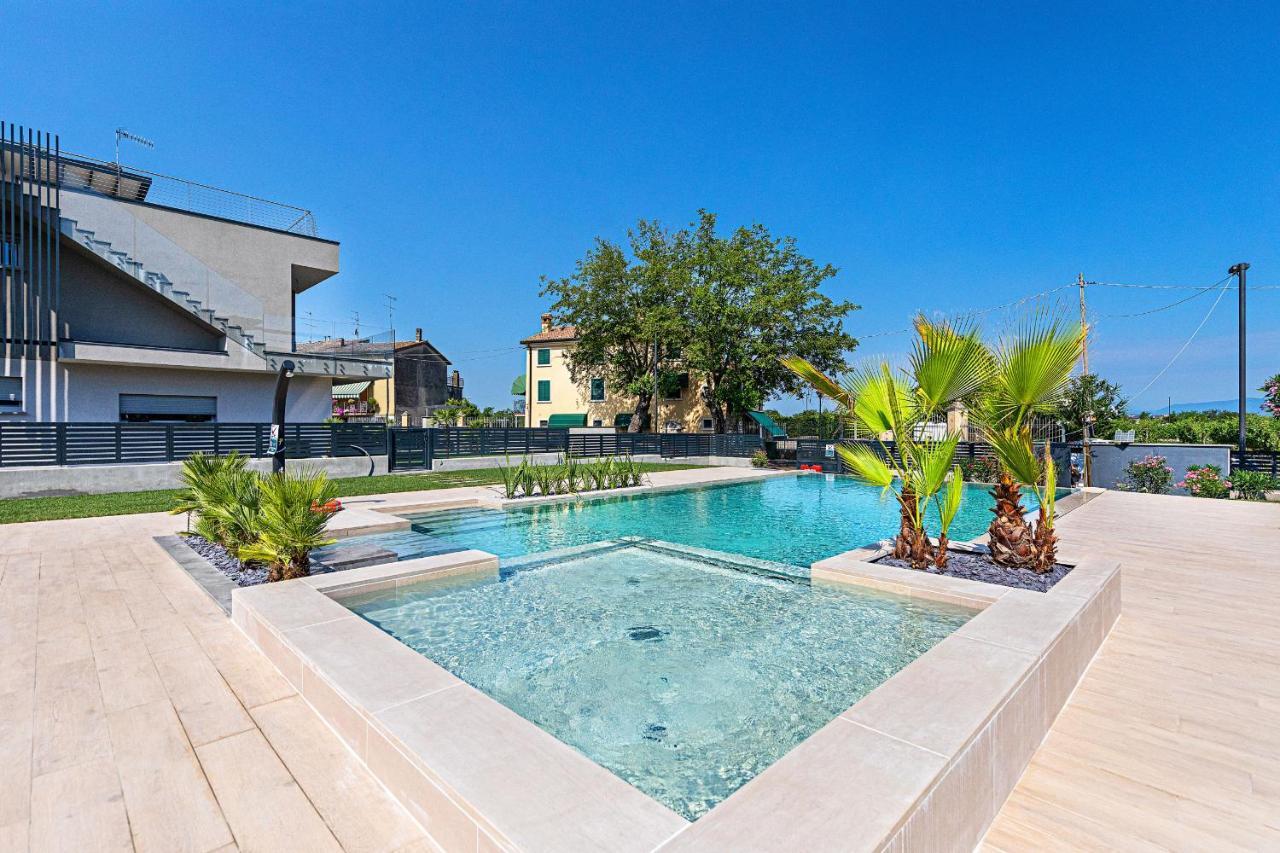 Appartamento Una Terrazza sul Lago A2 con piscina by Wonderful Italy Peschiera del Garda Esterno foto
